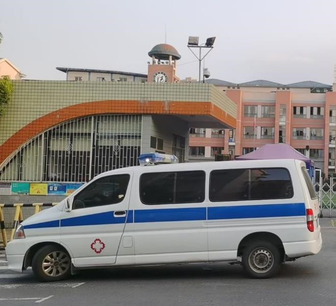 新龙镇救护车出租护送骨折病人一公里多少钱